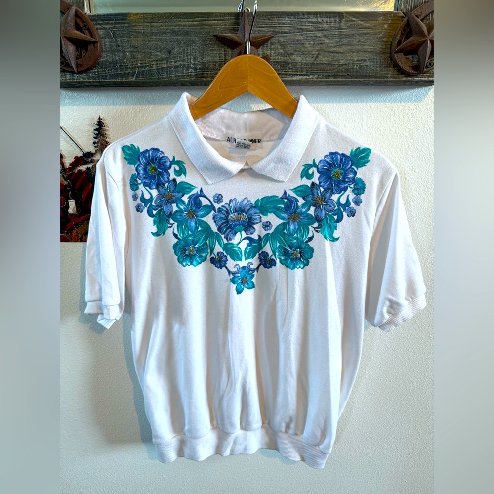 Alfred Dunner White VTG women’s collared Shirt with Blue Floral & jewels